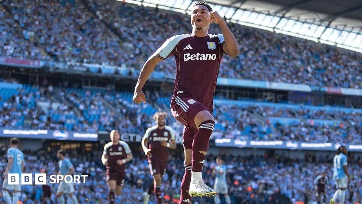 Jugador de Aston Villa celebrando un gol en el estadio