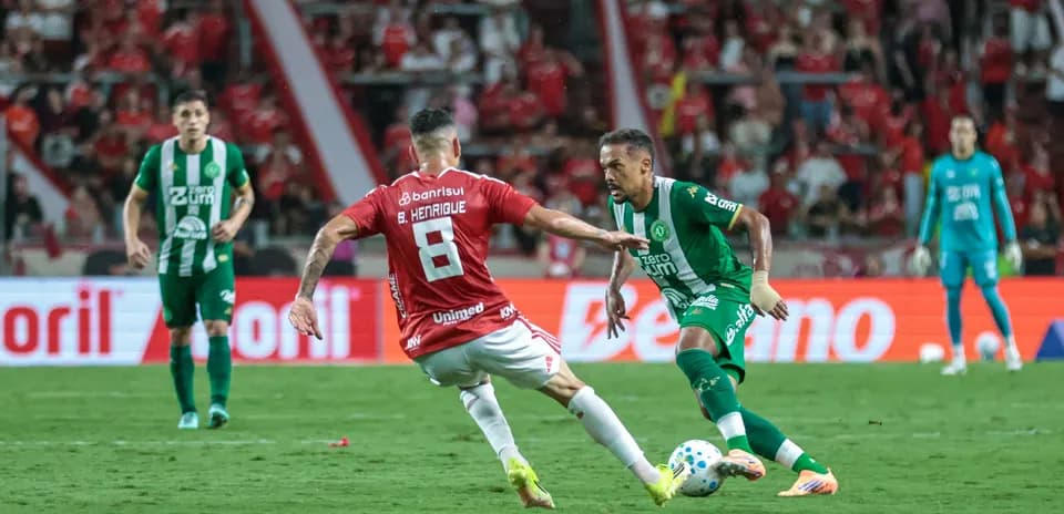 Jugador driblando durante partido de fútbol
