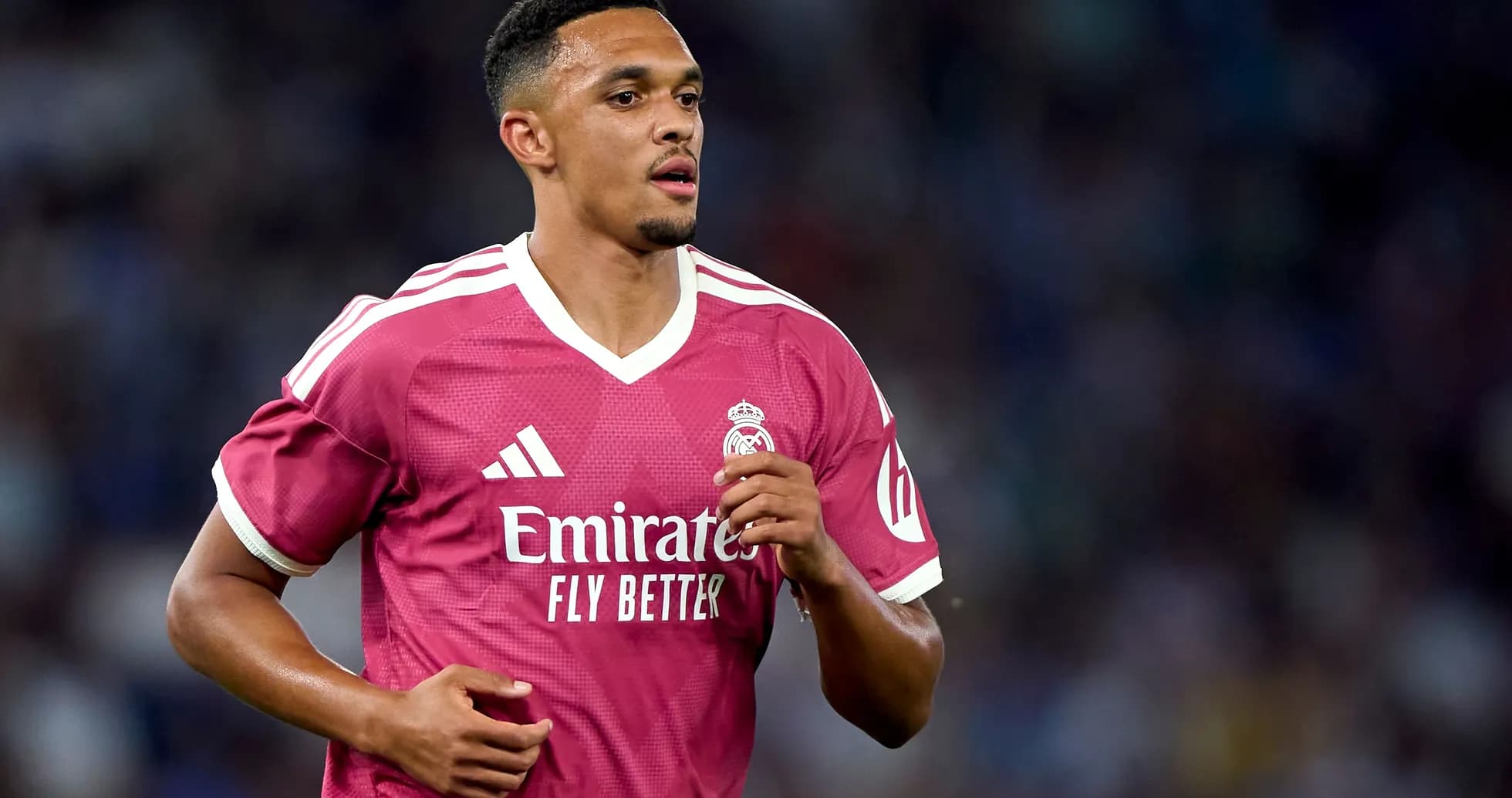 Jugador de Real Madrid corriendo en camiseta rosa