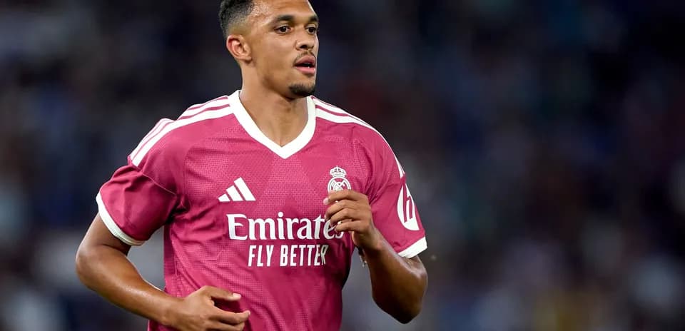 Jugador de Real Madrid corriendo en camiseta rosa