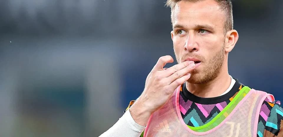 Jugador de Juventus con camiseta de calentamiento en el campo