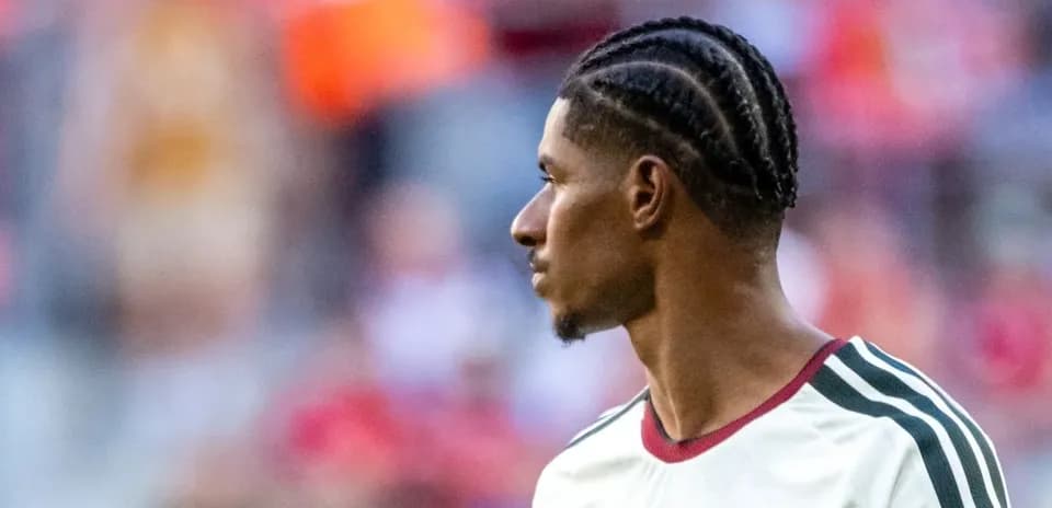 Jugador con trenzas durante un partido de fútbol