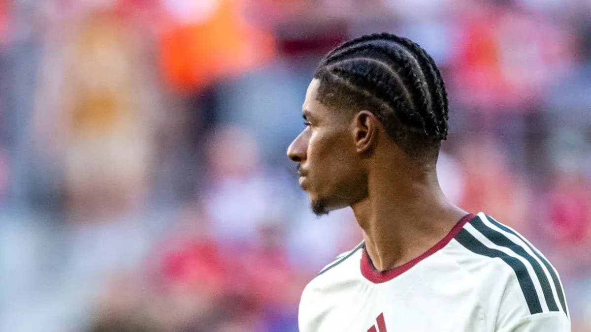 Jugador con trenzas durante un partido de fútbol