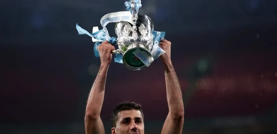Jugador levantando trofeo de la competición