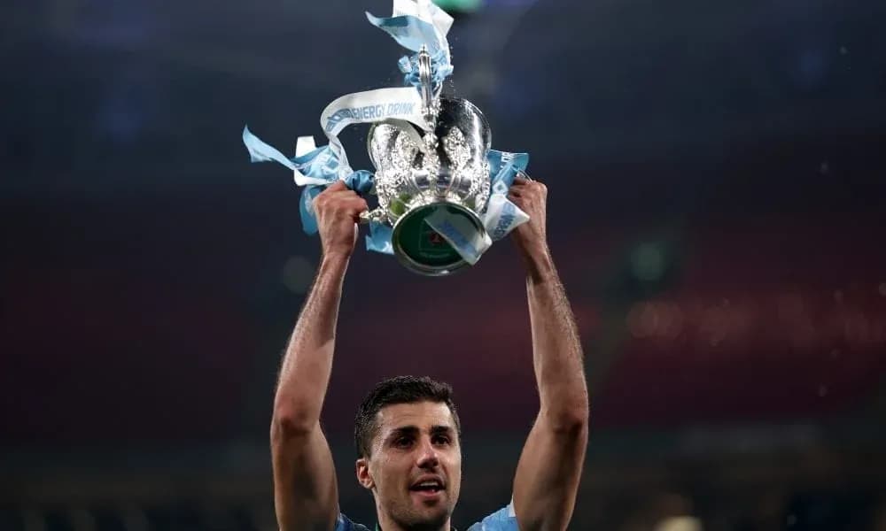 Jugador levantando trofeo de la competición