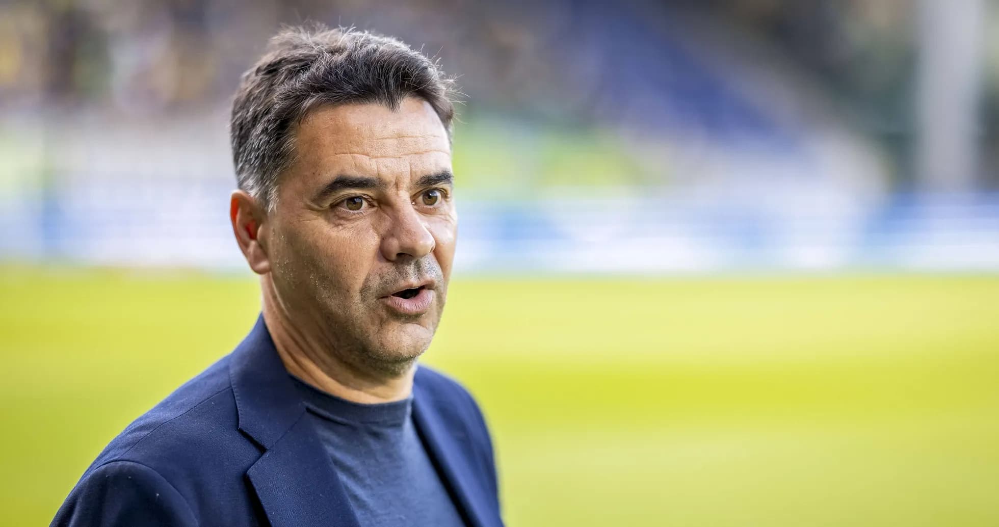 Entrenador hablando en el campo de juego