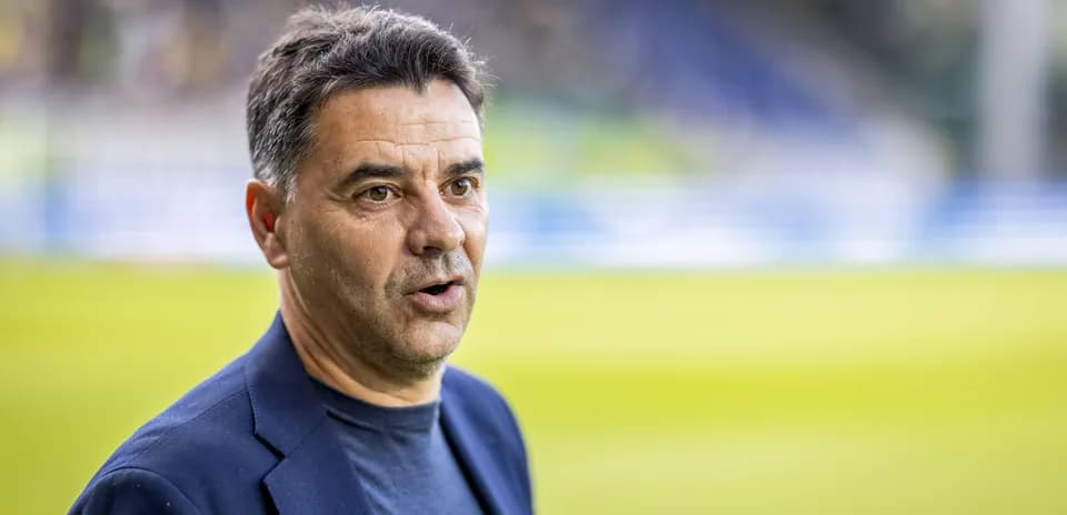 Entrenador hablando en el campo de juego