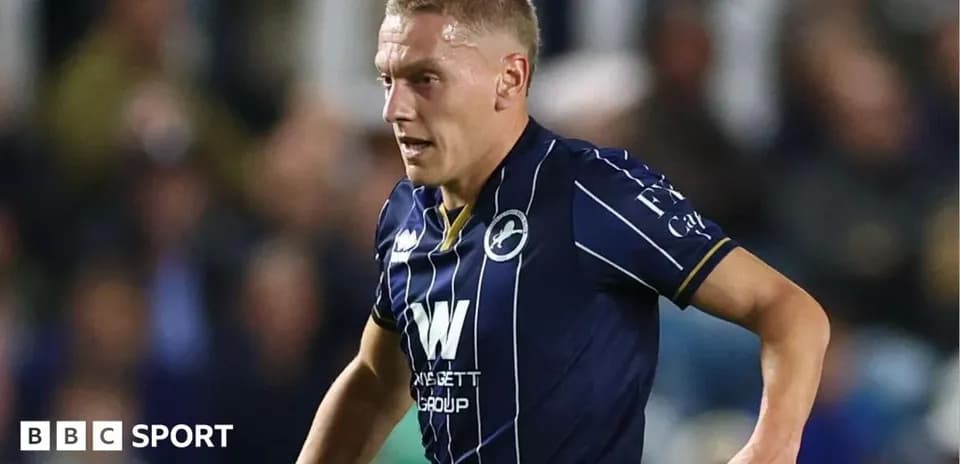 Jugador corriendo con camiseta de Millwall en el campo