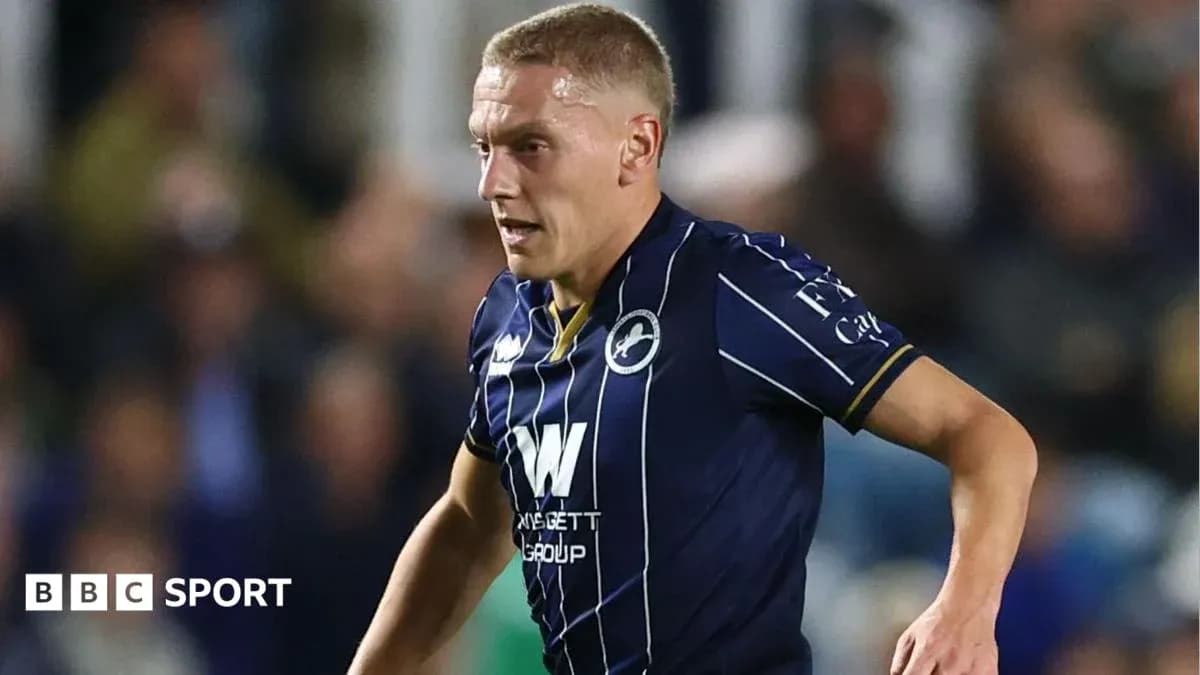 Jugador corriendo con camiseta de Millwall en el campo