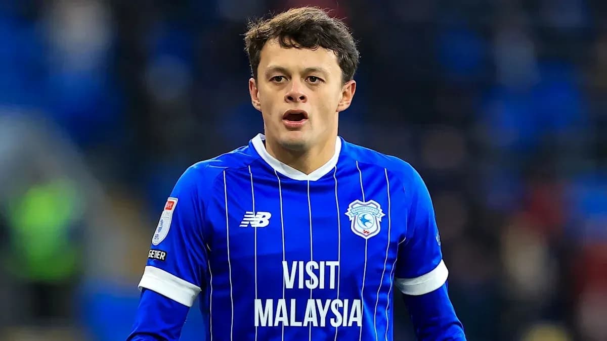 Jugador de Cardiff City en uniforme azul durante partido