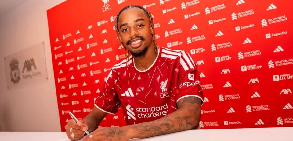 Jugador firmando contrato en la sede del Liverpool