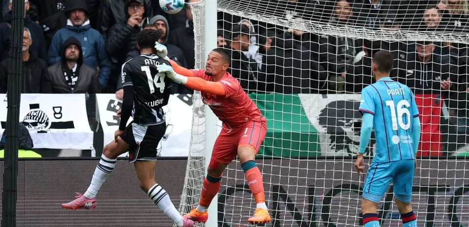 Jugador de Udinese en acción durante el partido