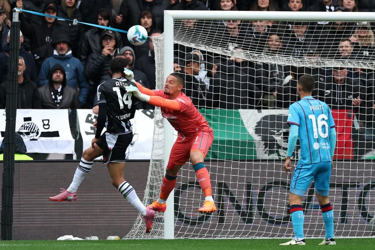 Jugador de Udinese en acción durante el partido
