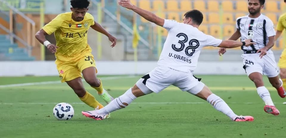 Jugador de Al Wasl U23 driblando a un oponente