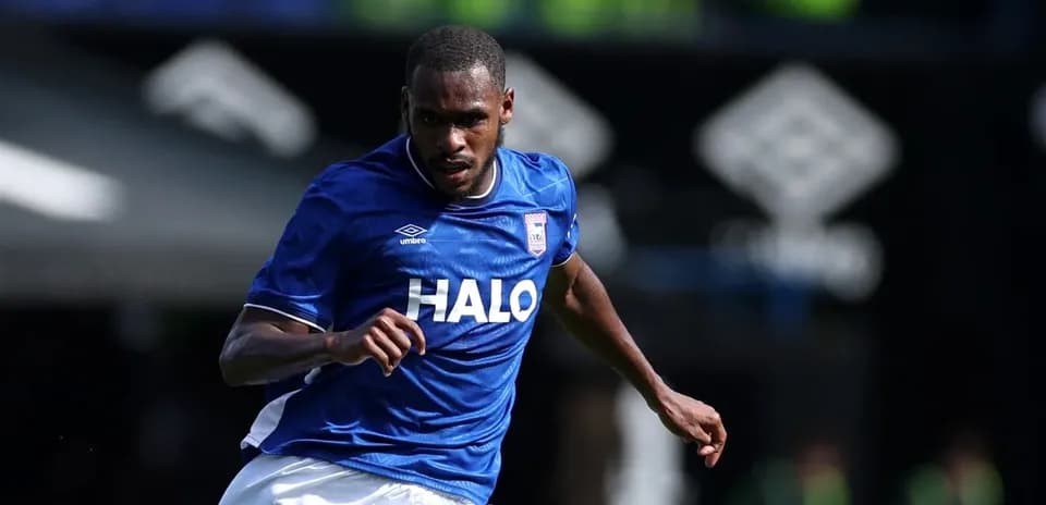 Jugador corriendo con camiseta azul de Ipswich Town