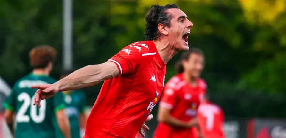 Jugador celebrando un gol en un partido de fútbol