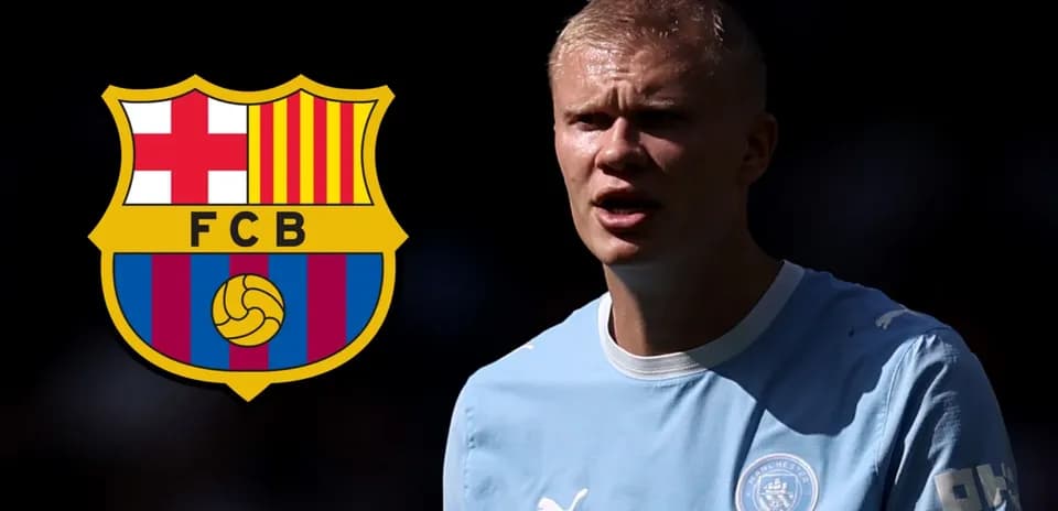 Jugador de fútbol con camiseta de Manchester City y logo de Barcelona