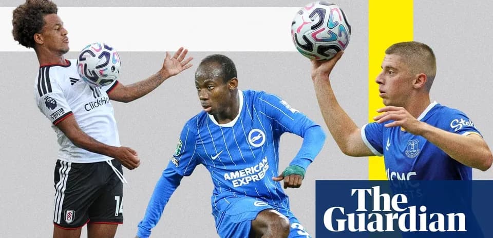 Tres jugadores sosteniendo el balón en acción