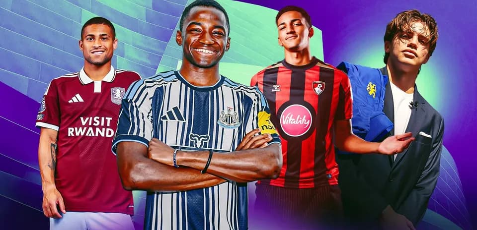 Cuatro jugadores de fútbol en diferentes uniformes