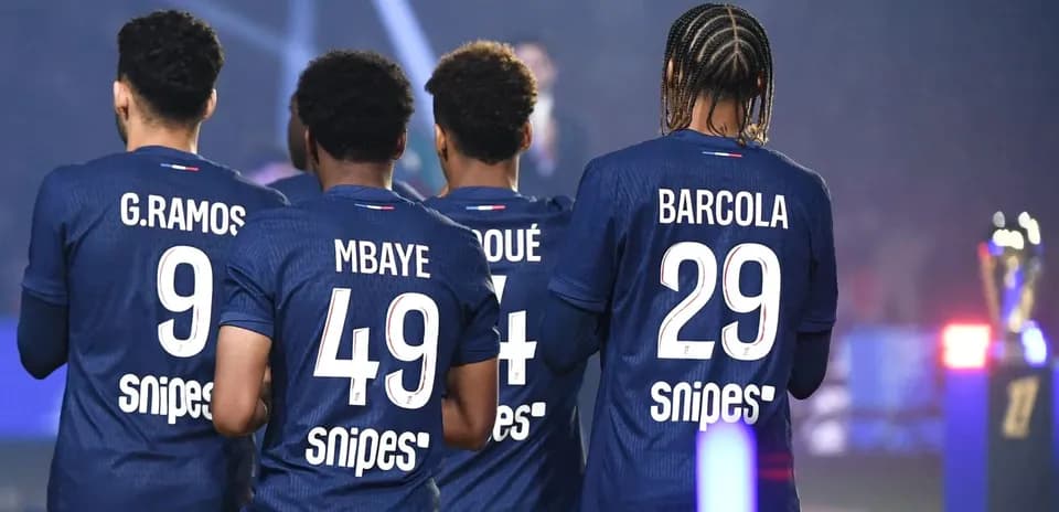 Jugadores de fútbol mostrando sus camisetas en el campo