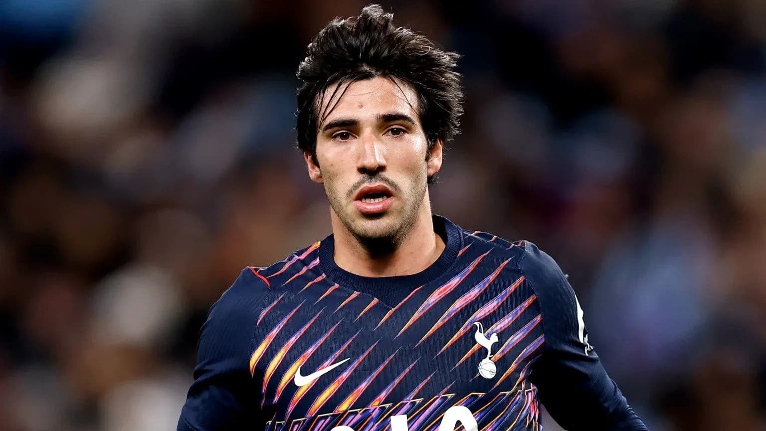 Jugador de Tottenham corriendo en el campo