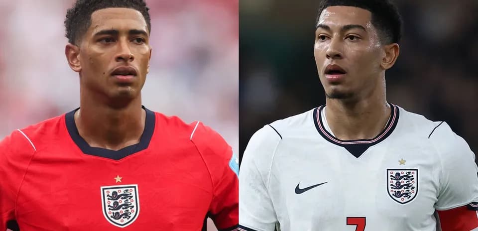 Jugadores de Inglaterra en diferentes uniformes de fútbol