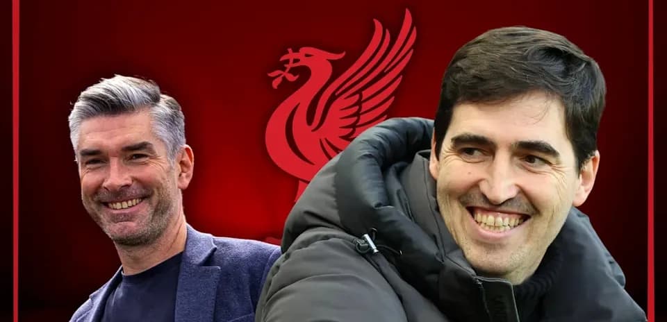 Dos entrenadores sonriendo frente al logo de Liverpool