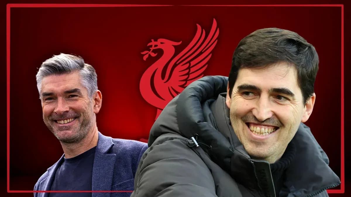 Dos entrenadores sonriendo frente al logo de Liverpool