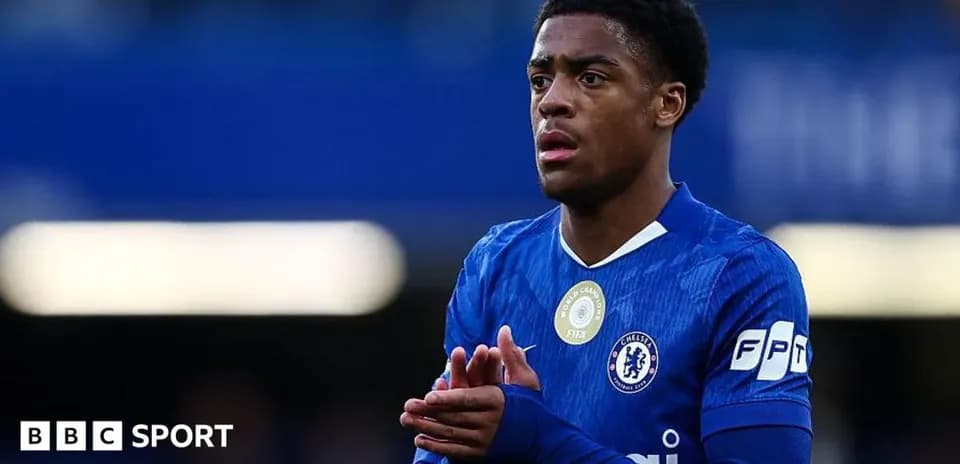 Jugador de Chelsea aplaudiendo en el campo
