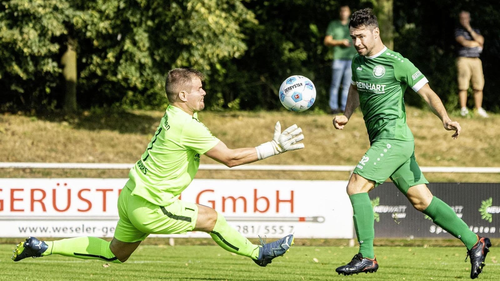 Portero detiene el balón en un partido