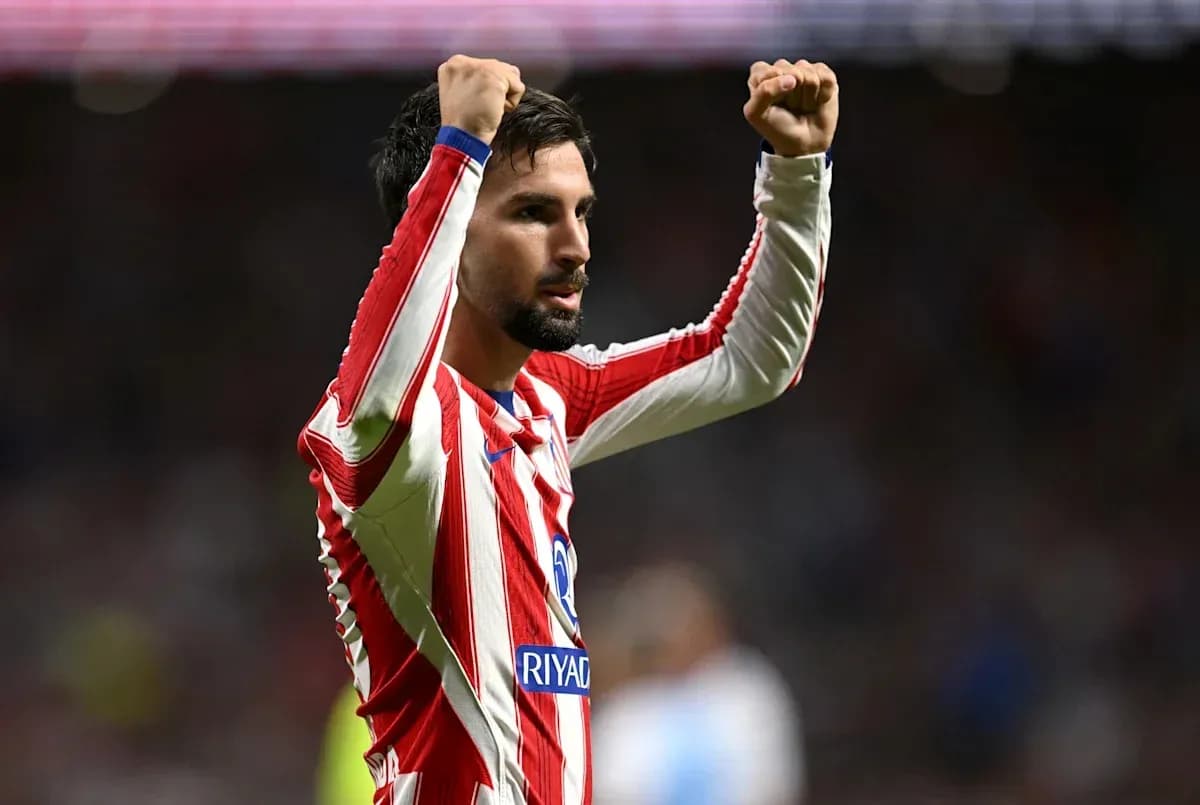 Jugador de Atlético de Madrid celebrando con los brazos en alto