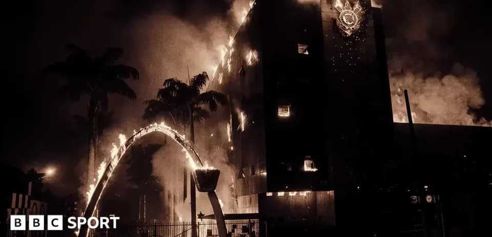 Edificio en llamas con árboles alrededor