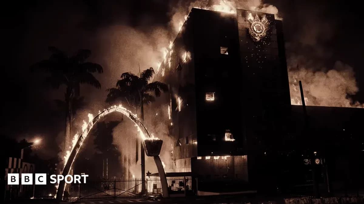 Edificio en llamas con árboles alrededor