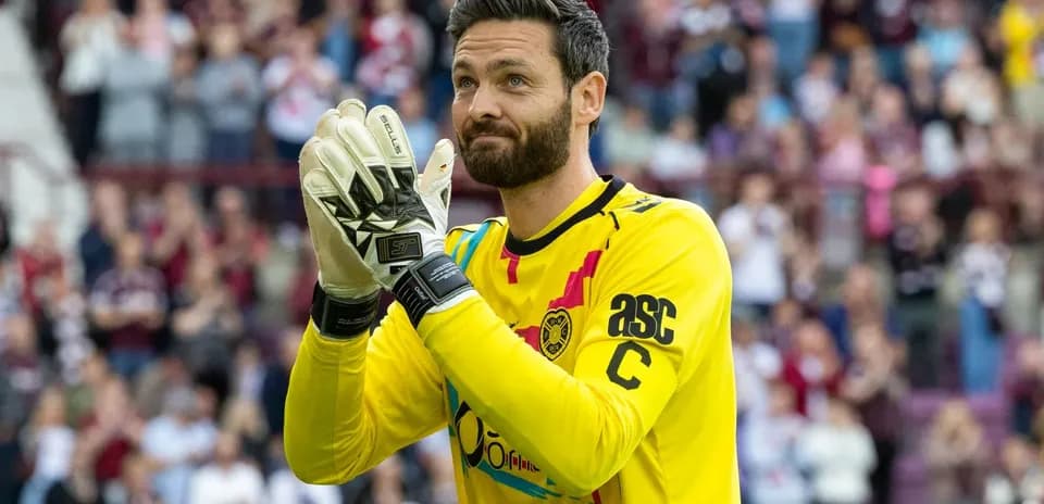 Portero aplaudiendo a la afición en el estadio