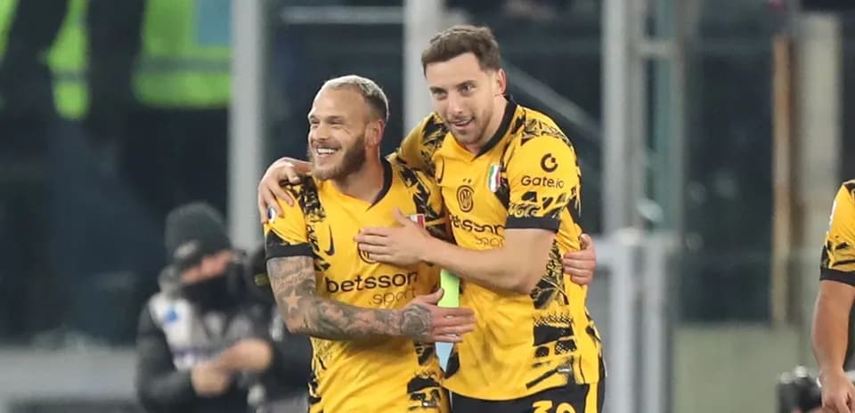 Jugadores celebrando un gol en el partido