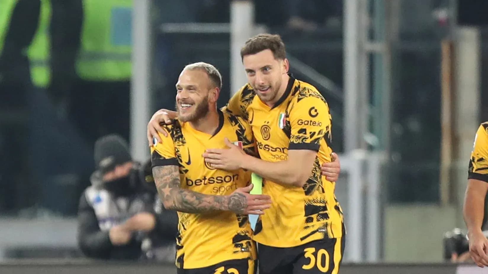 Jugadores celebrando un gol en el partido