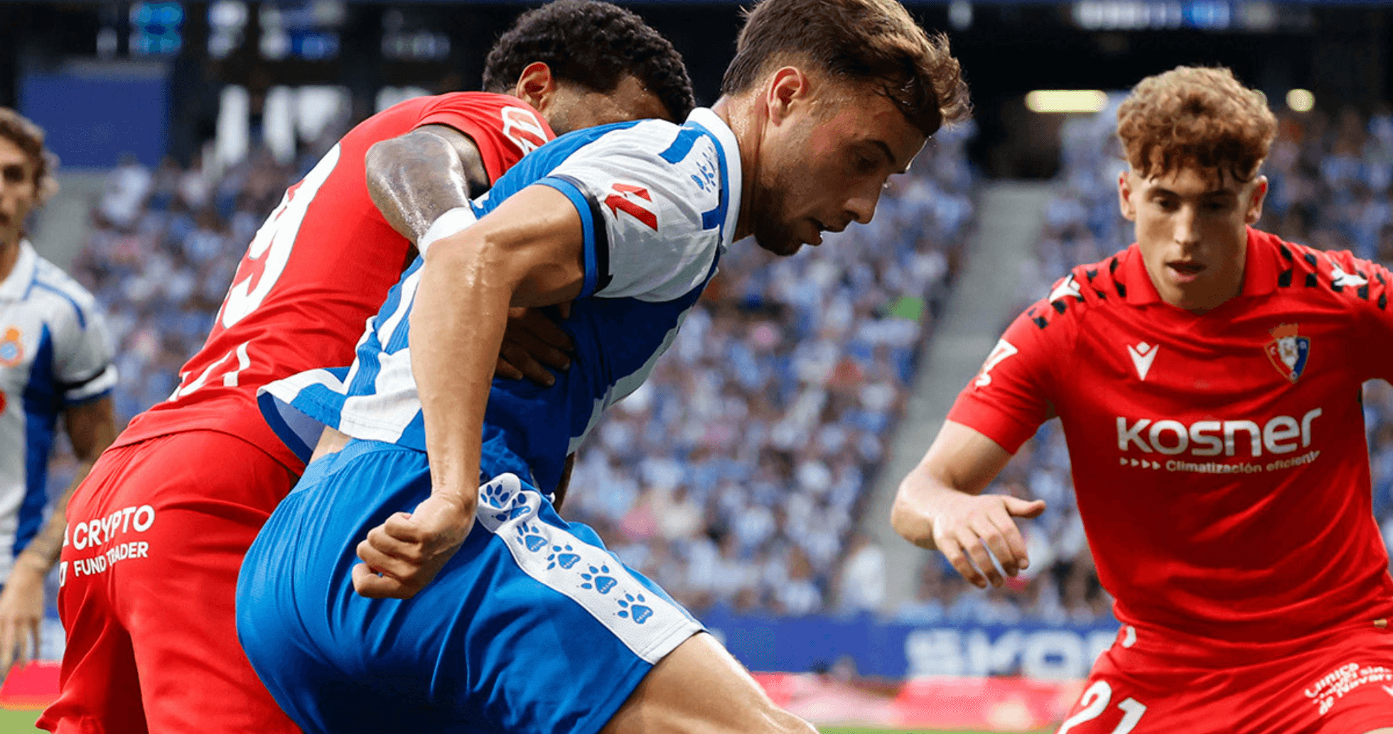 Jugadores de Osasuna y Espanyol luchando por el balón