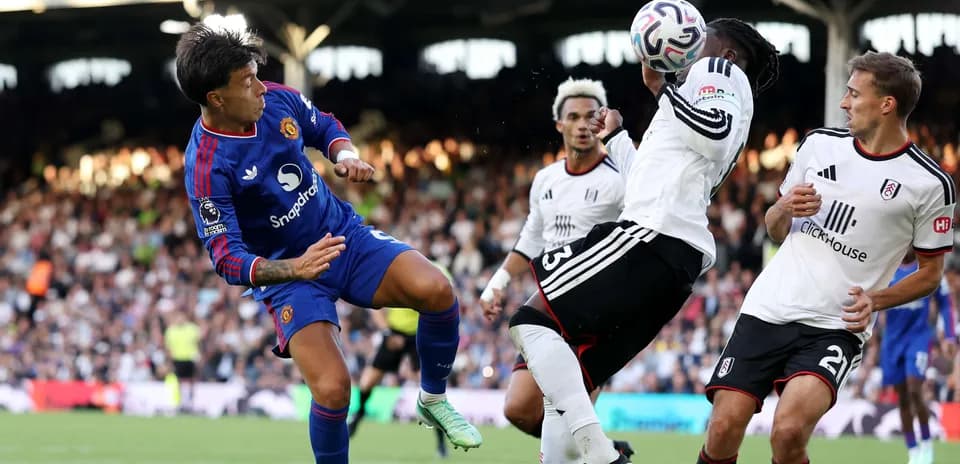 Acción durante el partido Fulham vs Manchester United