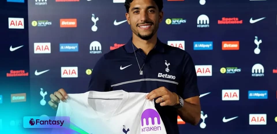 Jugador presenta camiseta de Tottenham en rueda de prensa