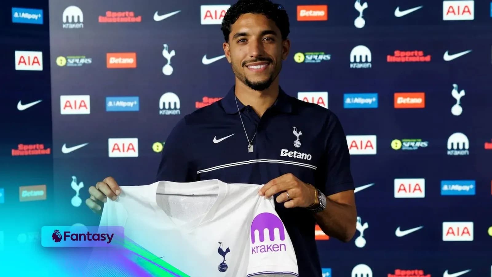 Jugador presenta camiseta de Tottenham en rueda de prensa
