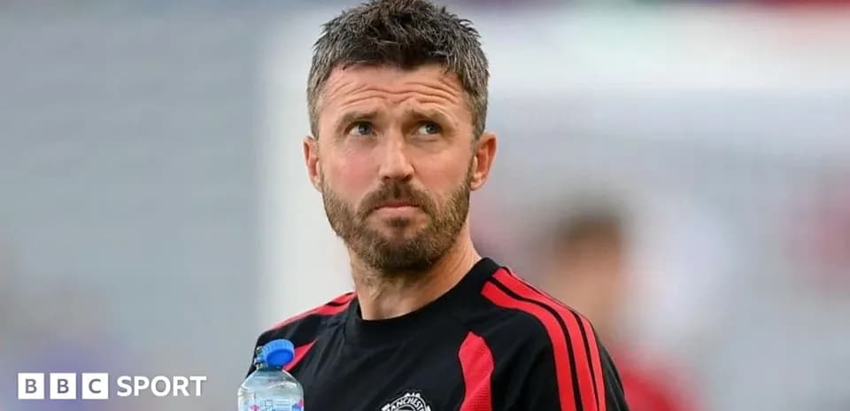 Entrenador sosteniendo una botella de agua en campo