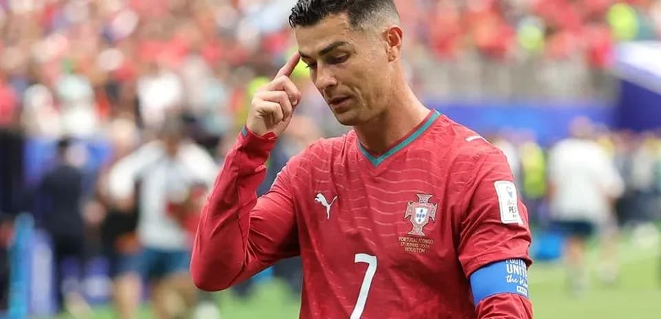 Cristiano Ronaldo señalando su cabeza durante el partido