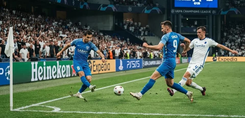 Jugadores de Sabah FA en acción durante el partido