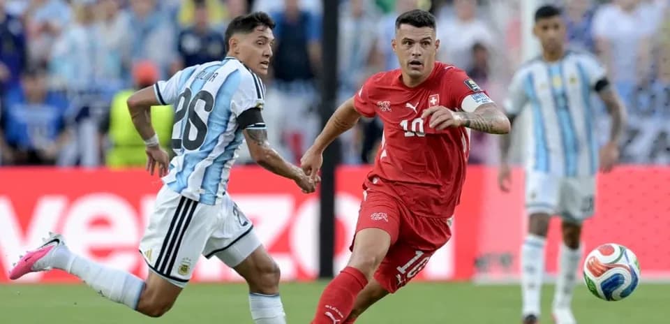Jugador suizo y argentino compitiendo por el balón