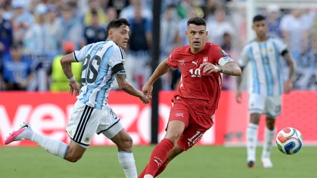 Jugador suizo y argentino compitiendo por el balón