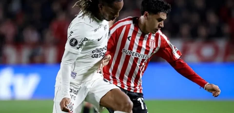 Dos jugadores compitiendo por el balón en el partido