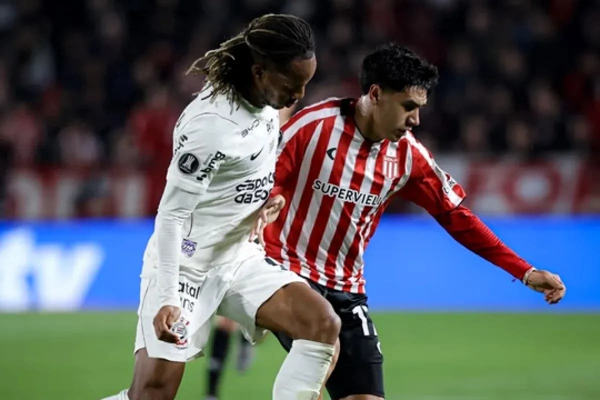 Dos jugadores compitiendo por el balón en el partido