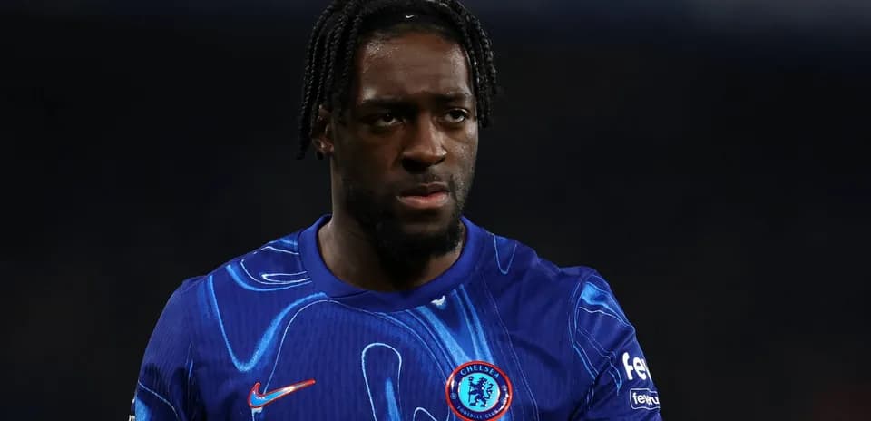 Jugador de Chelsea en uniforme durante un partido