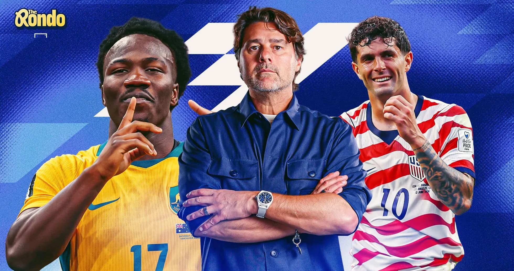 Tres futbolistas y un entrenador posando juntos
