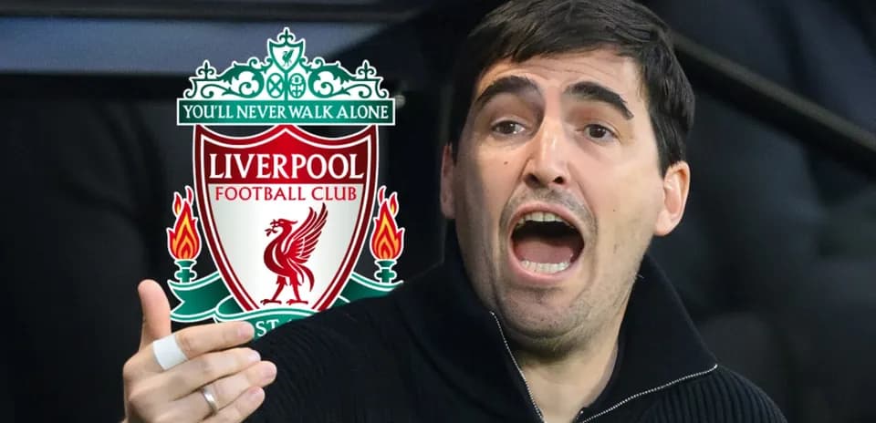 Entrenador hablando durante un partido de Liverpool